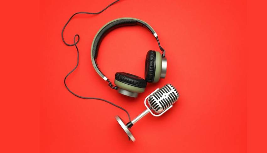 Pubblicare un podcast e monetizzarlo richiede una strategia ben definita. Ecco una guida passo passo: